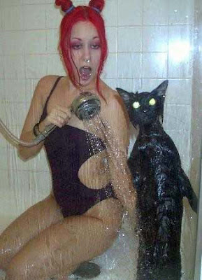 Abkühlung im Hochsommer - Frau und Katze genießen kalte Dusche