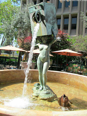 Hausfrauen Statue mit Waschmaschine lustige Spassbilder Hausfrauen Statue mit Waschmaschine lustige Spassbilder