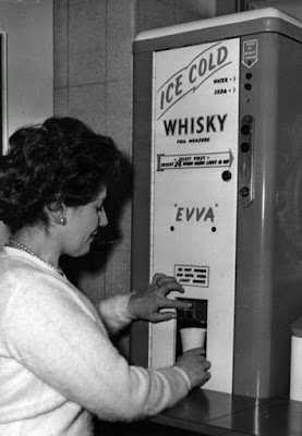 Alter Getränkeautomat mit eiskaltem Whisky lustig