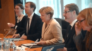 Angela Merkel bei Konferenz - Mit den Fingern schießen