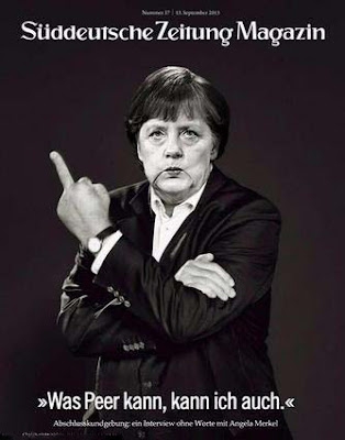 Angela Merkel zeigt in der Süddeutschen Zeitung Stinkefinger lustig