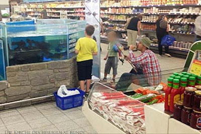 Angeln lustige Bilder in der Kaufhalle - beim Fischhändler angeln