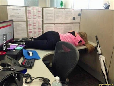 Auf Arbeit schlafen witzige Frau im Büro