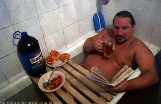 Ausruhen Entspannen - lustige Menschen mit Bier in Badewanne