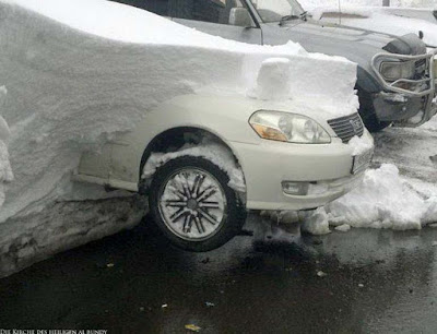 Auto im Winter frei machen vom Schnee Humor Bilder