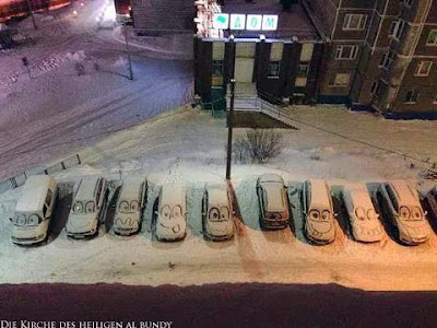 Autos auf Parkplatz im Winter Schneebilder lustig Autos auf Parkplatz im Winter Schneebilder lustig