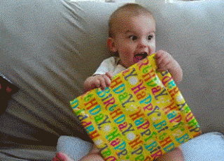 Baby freut sich über Geburtstagsgeschenk witzig