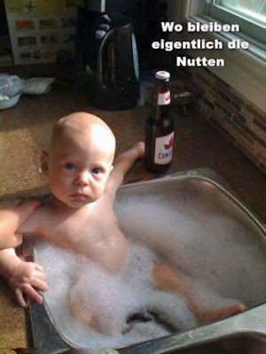 Baby mit Bier badet in Waschbecken lustiger Spruch