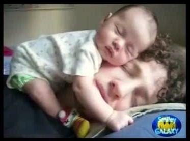 Baby schläft niedlich auf Papas Kopf witzige Familienbilder