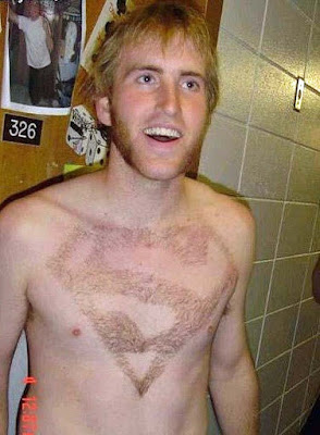 Backenbart und rasierte Brusthaare - lustige hässliche Menschen Bilder