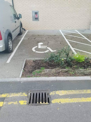 Baupfusch lustig - unmöglicher Behindertenparkplatz