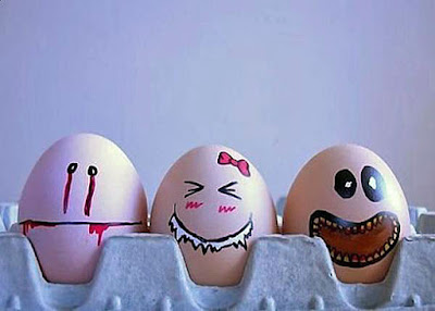 Bemalte Eier mit Gesicht