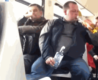 Besoffener Mann trinkt im Bus Wodka mit Apfelsaft lustig