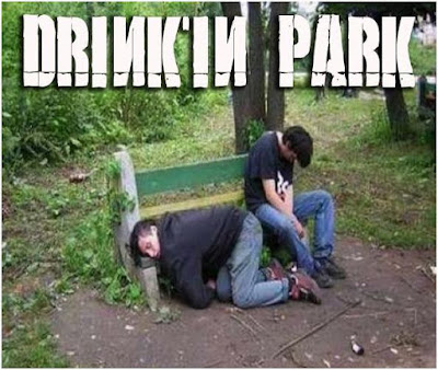 Betrunkene Männer schlafen im Park - lustige Saufbilder