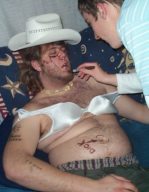 Betrunkener Mann angemalt mit BH beim schlafen lustig