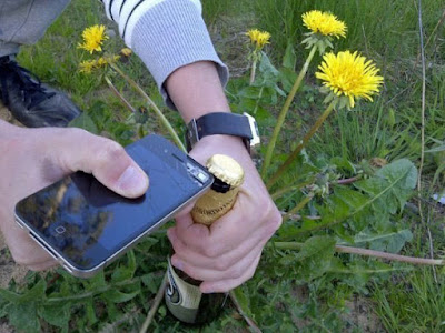 Bier öffnen mit Smartphone lustig - dumm gelaufen Bilder