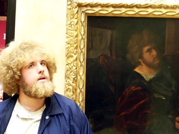 Blonder Mann mit locken und Bart findet Doppelgänger auf Gemälde