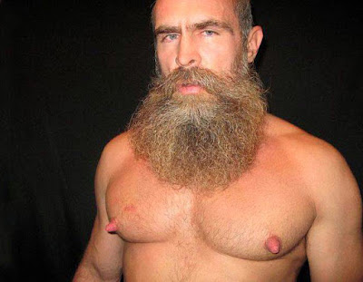 Bodybuilder lustige Bilder Mann mit komischer Brust