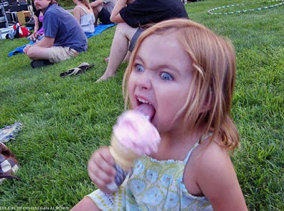 Böser Kinder Blick beim Eis essen lustig im Sommer Böser Kinder Blick beim Eis essen lustig im Sommer