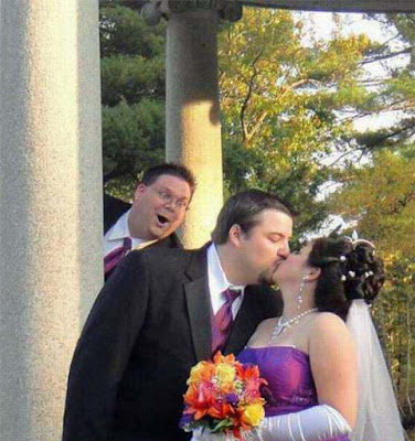 Brautpaar küsst sich - lustige Bilder