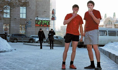 Coole Bilder lustige Menschen Eis essen in der Kälte -27 Grad Celsius