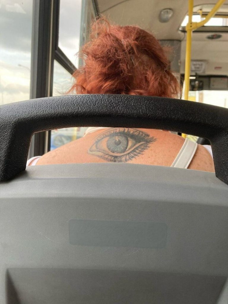 Das allsehende Auge - Lustiges Tattoo beim Busfahren