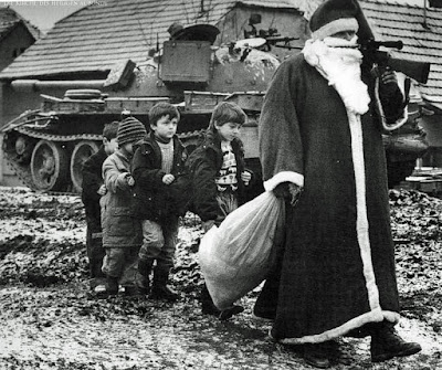 Der Weihnachtsmann im Krieg mit Gewehr und Panzer lustig Der Weihnachtsmann im Krieg mit Gewehr und Panzer lustig