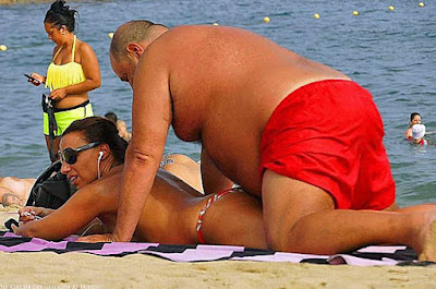 Dicker Mann mit schlanker Frau am Strand lustig