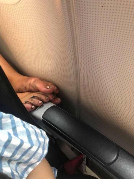 Die dreckigen Füße der Person hinter mit im Bus witzig