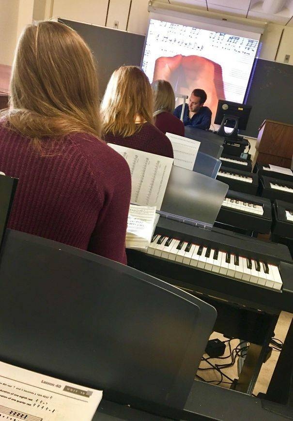 Drei Doppelgänger im Musikunterricht, die sehen ja alle gleich aus von hinten