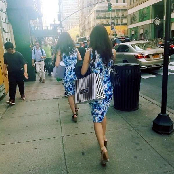 Doppelgängerin auf der Straße entdeckt in blau geblümten Kleid