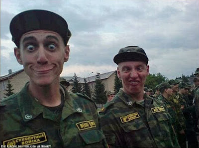 Dummes Gesicht von Soldaten lustig zum lachen