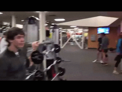 Durch das Fitnesscenter laufen - lustiger Sportler
