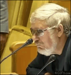 Erkältungszeit wenn die Nase juckt lustiger Mann am Mikrofon Erkältungszeit wenn die Nase juckt lustiger Mann am Mikrofon