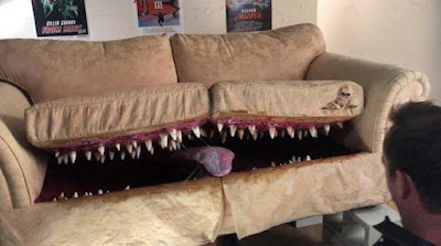 Erschreckende Couch mit scharfen Zähnen lustig