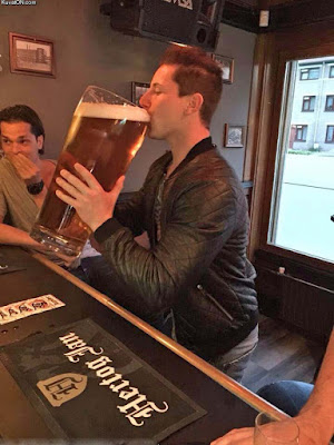 Glückseeligkeit - Extrem großes Bier in Kneipe trinken - lustige Comedy