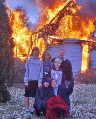 Familien Foto lustig - Eltern und Kinder vor brennendem Haus