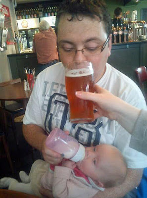 Familienfotos lustig - Papa, Baby, Bier und Milch witzig Familienfotos lustig - Papa, Baby, Bier und Milch witzig
