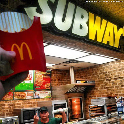 Fast Food lustig - McDonalds und Subway Spassbilder Stinkefinger zeigen