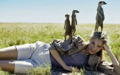 Frau liegt auf Wiese mit Erdmännchen witzige Kleintier Bilder