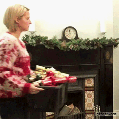 Frau schmückt in Sekundenschnell Weihnachtsbaum