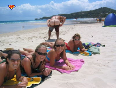 Frauen machen Gruppenbild im Urlaub am Strand witzig