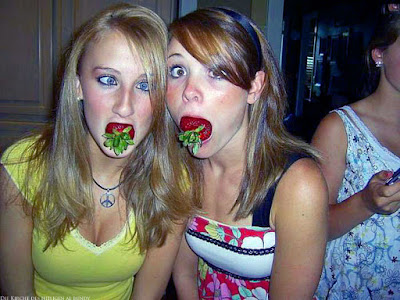 Frauen das Maul stopfen lustige Bilder mit Humor - Erdbeeren in Mund