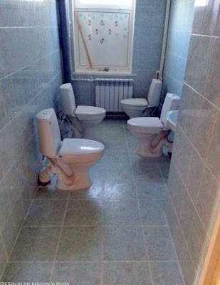 Frauenklo lustig - Badezimmer mit vier Toiletten witzige Spassbilder