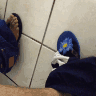 Unangenehm - Fuß vom Nachbarn kommt auf Toilette zu nah