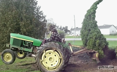 Gartenarbeit mit Traktor lustig