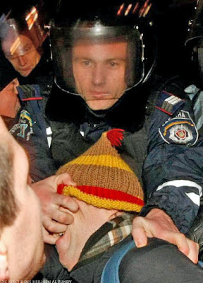 Gewalttätiger Polizist lustig Menschen Bilder - Demonstration Gewalttätiger Polizist lustig Menschen Bilder - Demonstration