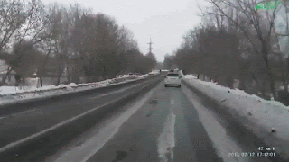 Glatteis im Winter - Auto ruscht vorbei lustig - Straßenverkehr