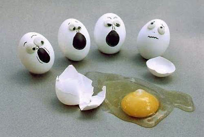 Gruppe bemalter Eier erschrocken über kaputtes Ei lustig