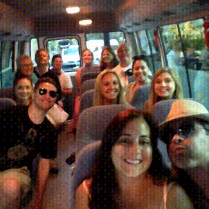 Gruppenfoto im Bus mit Überraschung - sehr lustiges Gesicht erscheint